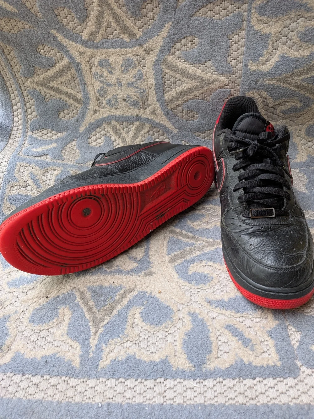 Nike Air Men's Black and Red Low-Top Sneakers